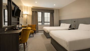 Quarto casal ou duplo clássico | Cofres nos quartos, escrivaninha, ferros/tábuas de passar roupa