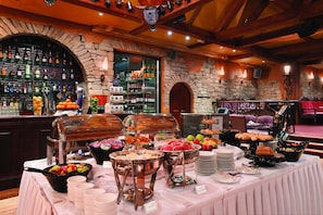 Daily full breakfast (GBP 12.00 per person)