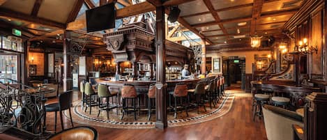 2 bars/lounges, pub