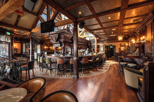 2 bars/lounges, pub