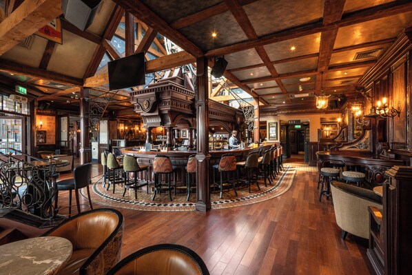 2 bares o lounges, pub 