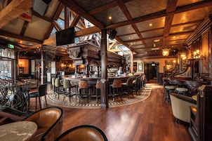2 bares/lounges, pub