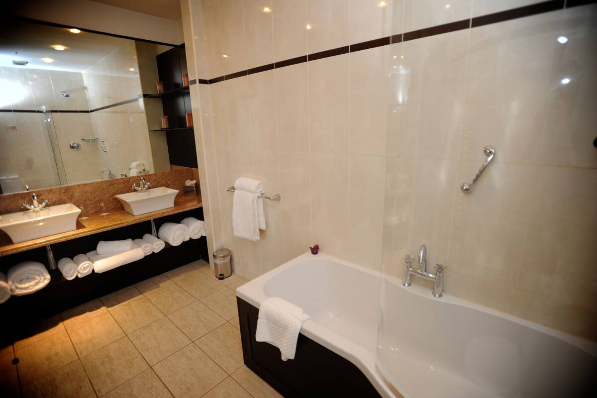 suite (morrison) | bathroom | free toiletries, hair dryer, slippers, towels