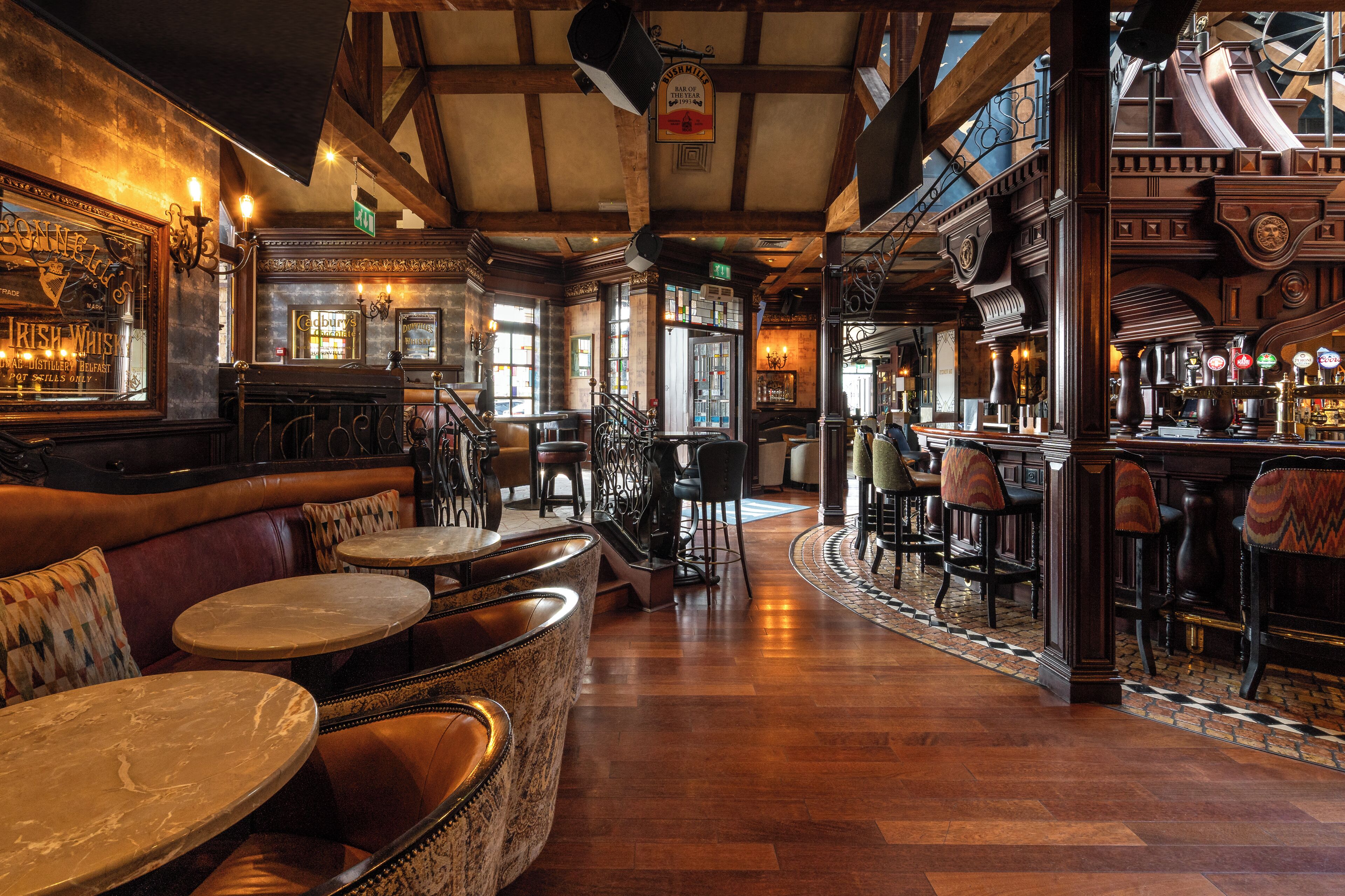2 Bars/Lounges, Pub