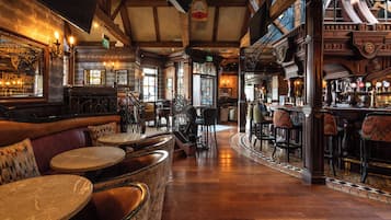 2 Bars/Lounges, Pub