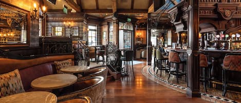 2 bars/lounges, pub