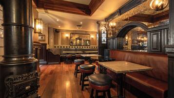 2 bar/lounge, pub