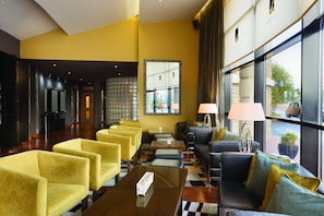 Coin salon dans le hall