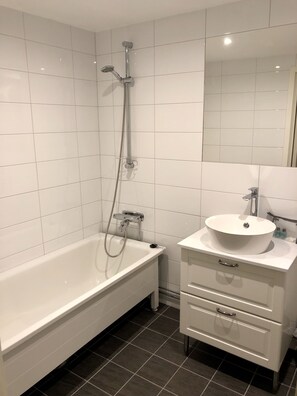 Superior Double Room located in the basement | Kylpyhuone | Hiustenkuivaaja, pyyhkeet