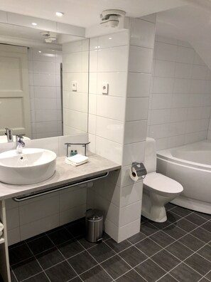 Superior Double Room located in the basement | Bathroom - Hotell Bele (Trollhattan)