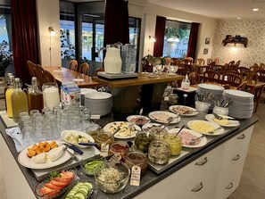 Free daily buffet breakfast 