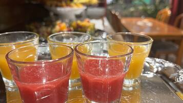 Un vassoio con diversi bicchieri di succo e frullati.