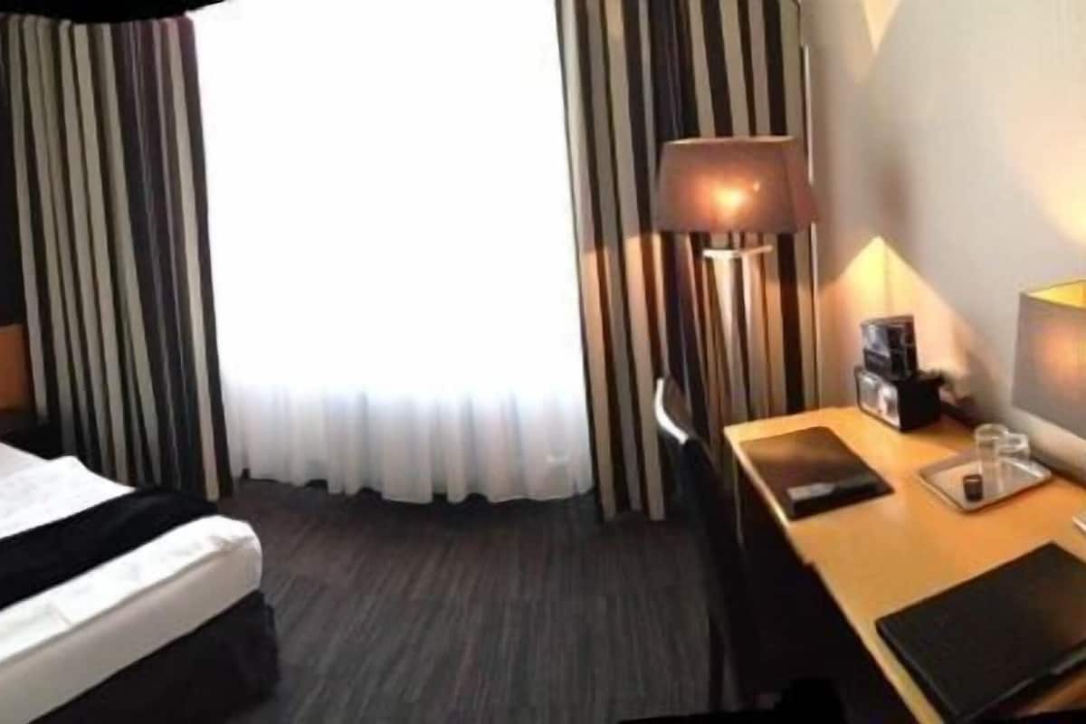 Cofres nos quartos, individualmente mobiliados, escrivaninha