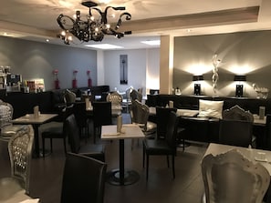 Café da manhã com buffet grátis todos os dias