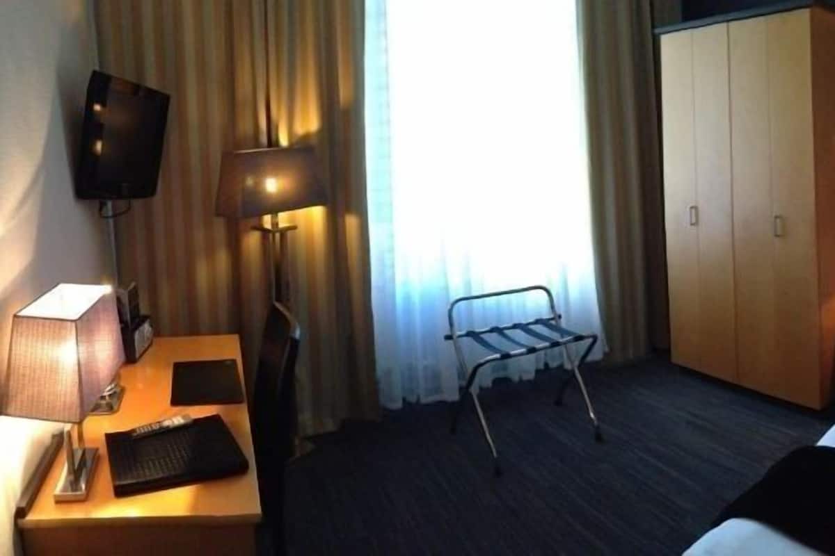 Eenpersoonskamer | Een kluis op de kamer, individueel gemeubileerd, een bureau