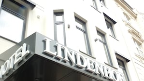 A hotel sign with the name 'Lindenhof'. - Hotel Lindenhof (Düsseldorf)