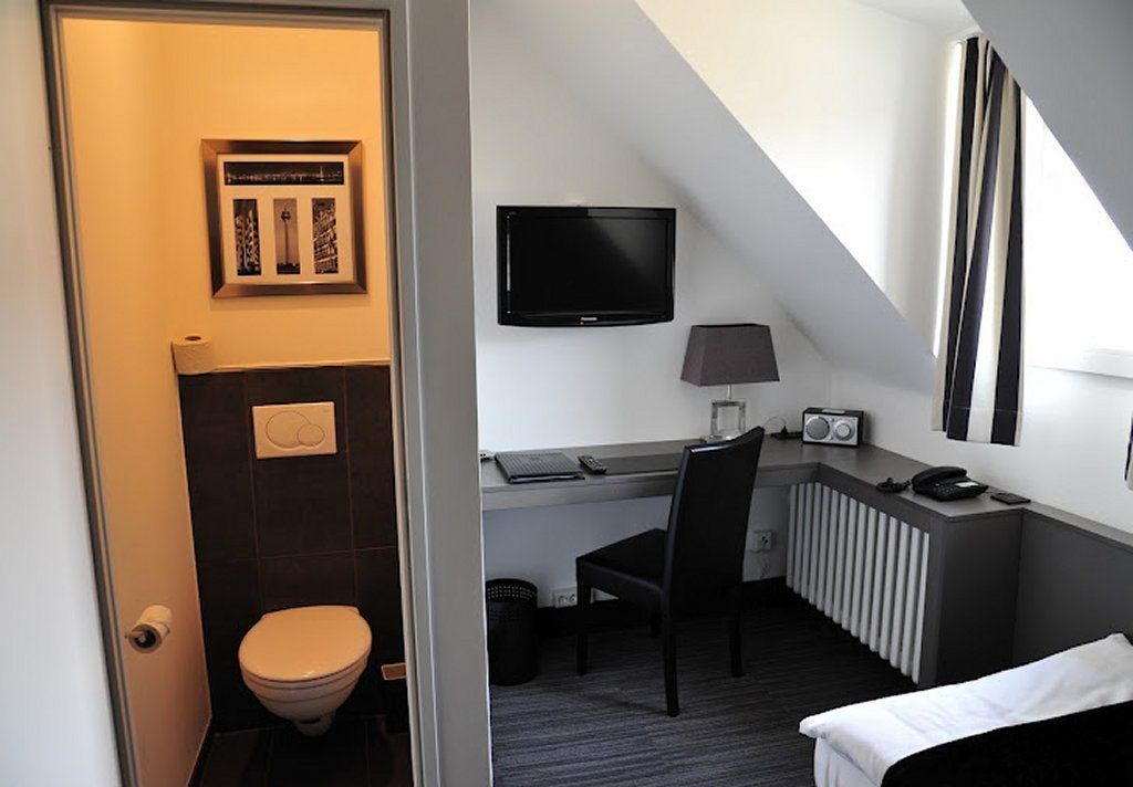 single room | room amenity