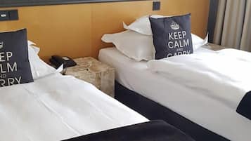 Quarto casal | Cofres nos quartos, individualmente mobiliados, escrivaninha