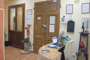 Reception - Soggiorno Madrid (Florence)