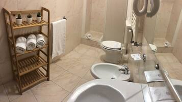 Dobbeltrom – standard | Bad | Dusj, regndusjhode, toalettartikler (inkludert) og hårføner