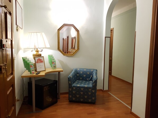 Interior detail - Soggiorno Madrid (Florence)