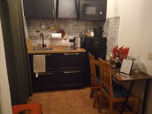 Design Condo | Private kitchen | Mini-fridge, coffee/tea maker, electric kettle - Soggiorno Madrid (Florence)