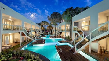 Een binnenzwembad en een seizoensgebonden buitenzwembad