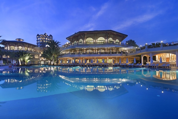 Piscine couverte, piscine extérieure (ouverte en saison)