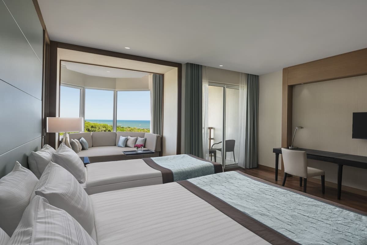 Egyptian cotton sheets, premium bedding, minibar, in-room safe