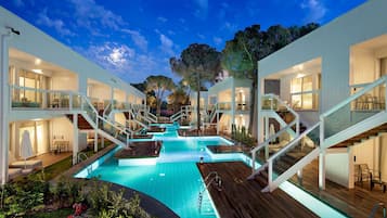 Innenpool, Außenpool (je nach Saison geöffnet)