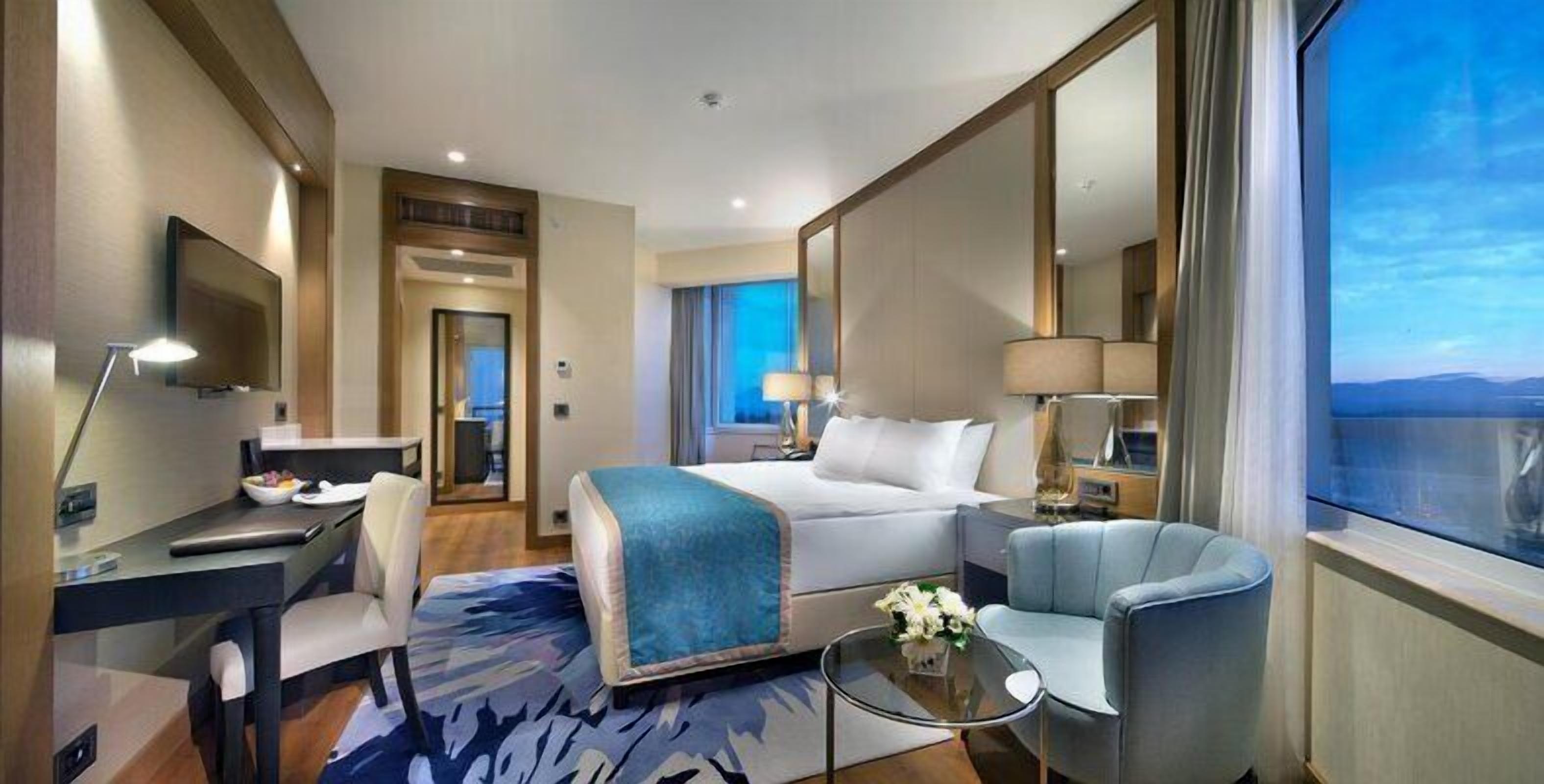 Junior Suite | Egyptian cotton sheets, premium bedding, minibar, in-room safe