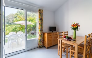 40-cm TV with cable channels, ping pong