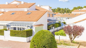 A residential area with houses featuring red-tiled roofs and white walls. - Résidence Lagrange Vacances Les Fermettes de la Mer (Saint-Jean-de-Monts)