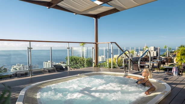 Un bain à remous sur une terrasse avec vue sur la ville.