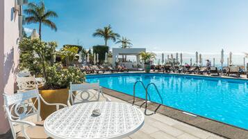 Piscina interna, piscina externa, guarda-sóis, espreguiçadeiras