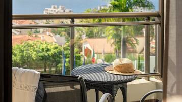 Junior Suite | ๋ฏธ๋๋ฐ, ๊ฐ์ค ๋ด ๊ธ๊ณ , ์ฑ
์, ๋ฐฉ์ ์ค๋น