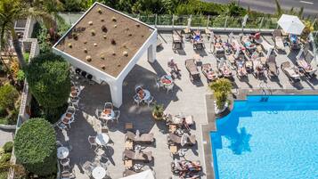 Piscina interna, piscina externa, guarda-sóis, espreguiçadeiras