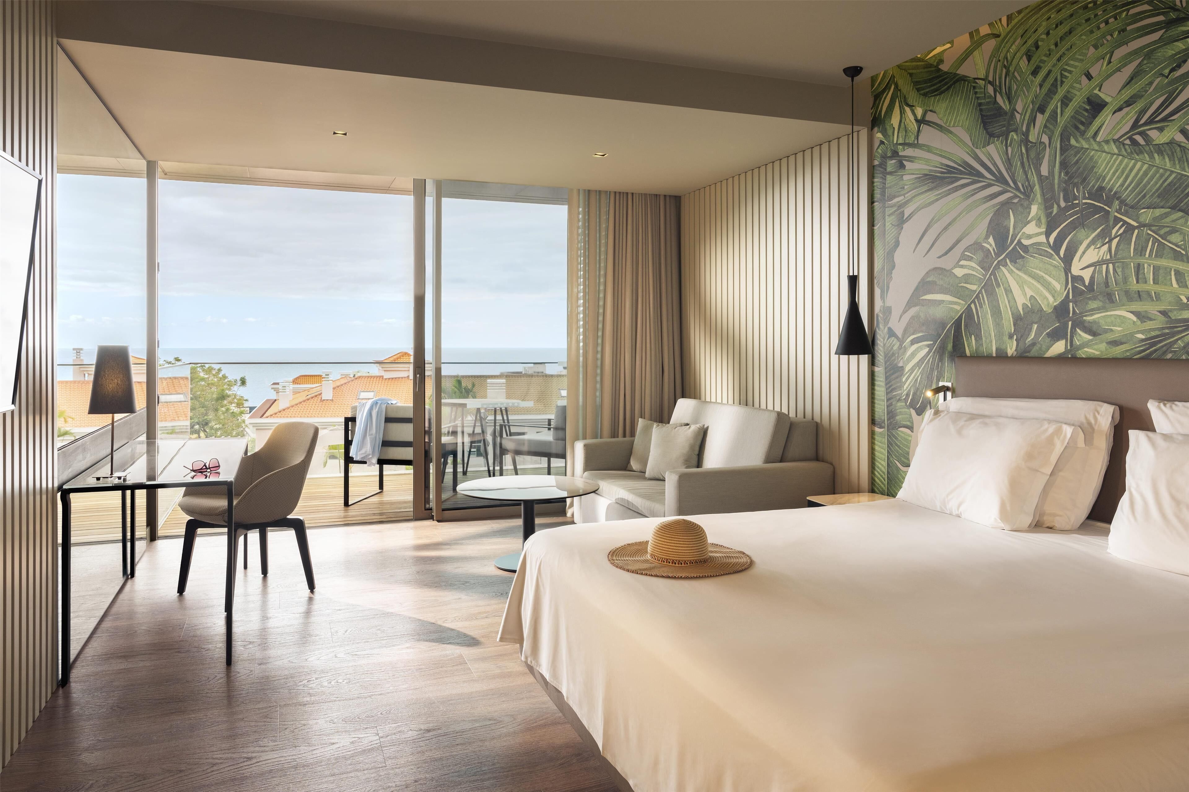 Minibar, caja de seguridad en la habitación y escritorio 