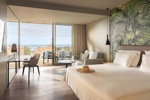 Frigobar, cofres nos quartos, escrivaninha, quartos à prova de som