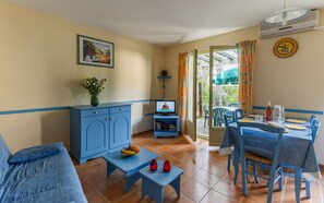 TV, tavolo da calcetto, tavolo da ping pong