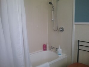 Shower, free toiletries, towels - Dunollie Hotel (Runanga)