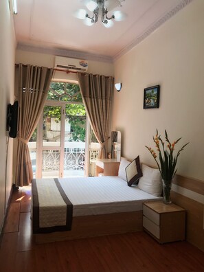 Deluxe Double Room | Hypo-allergenic bedding, in-room safe, individually decorated - Stars Hotel 26 Bat Su (Hanoi)