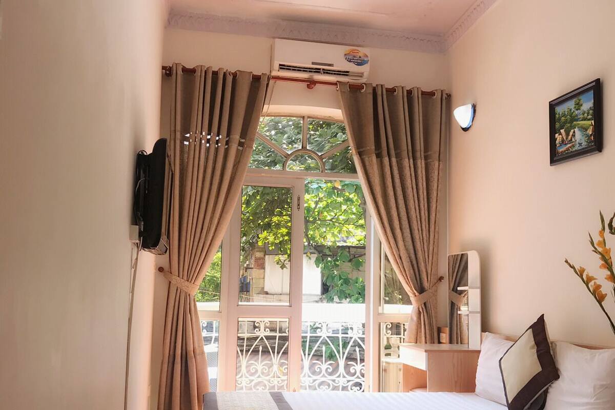 Deluxe Double Room | Hypo-allergenic bedding available, in-room safe, laptop workspace