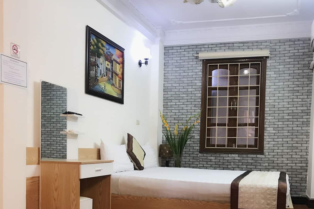 Habitación doble superior | Área de sala de estar | Televisión de pantalla plana de 50 pulgadas con canales por cable
