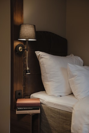 Escritorio, tabla de planchar con plancha, cunas y ropa de cama