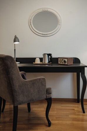 Skrivebord, strykejern/-brett, barnesenger og sengetøy