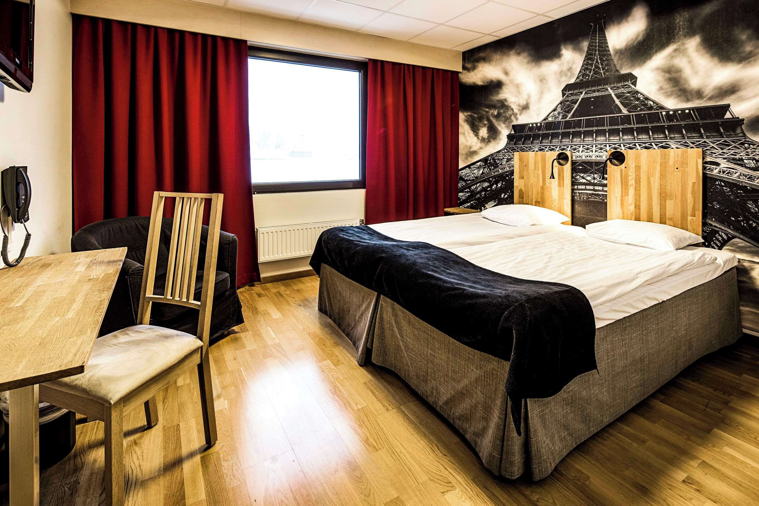 desk, iron/ironing board, cots/infant beds, bed sheets