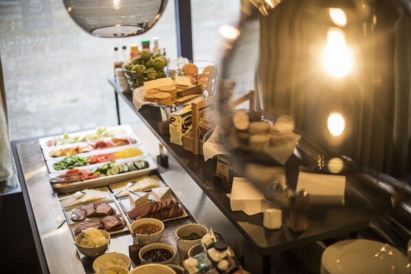 Petit déjeuner complet compris tous les jours