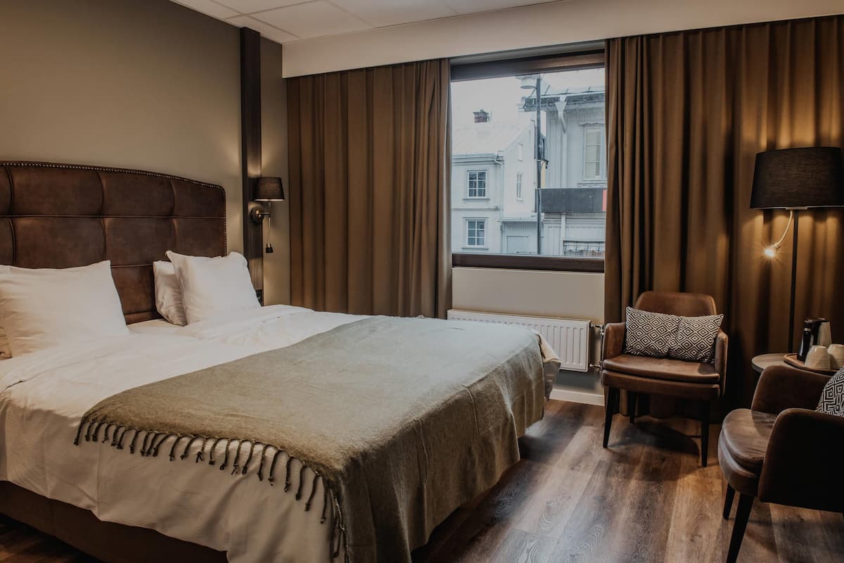 Rom – standard, 2 enkeltsenger | Skrivebord, strykejern/-brett, barnesenger og sengetøy