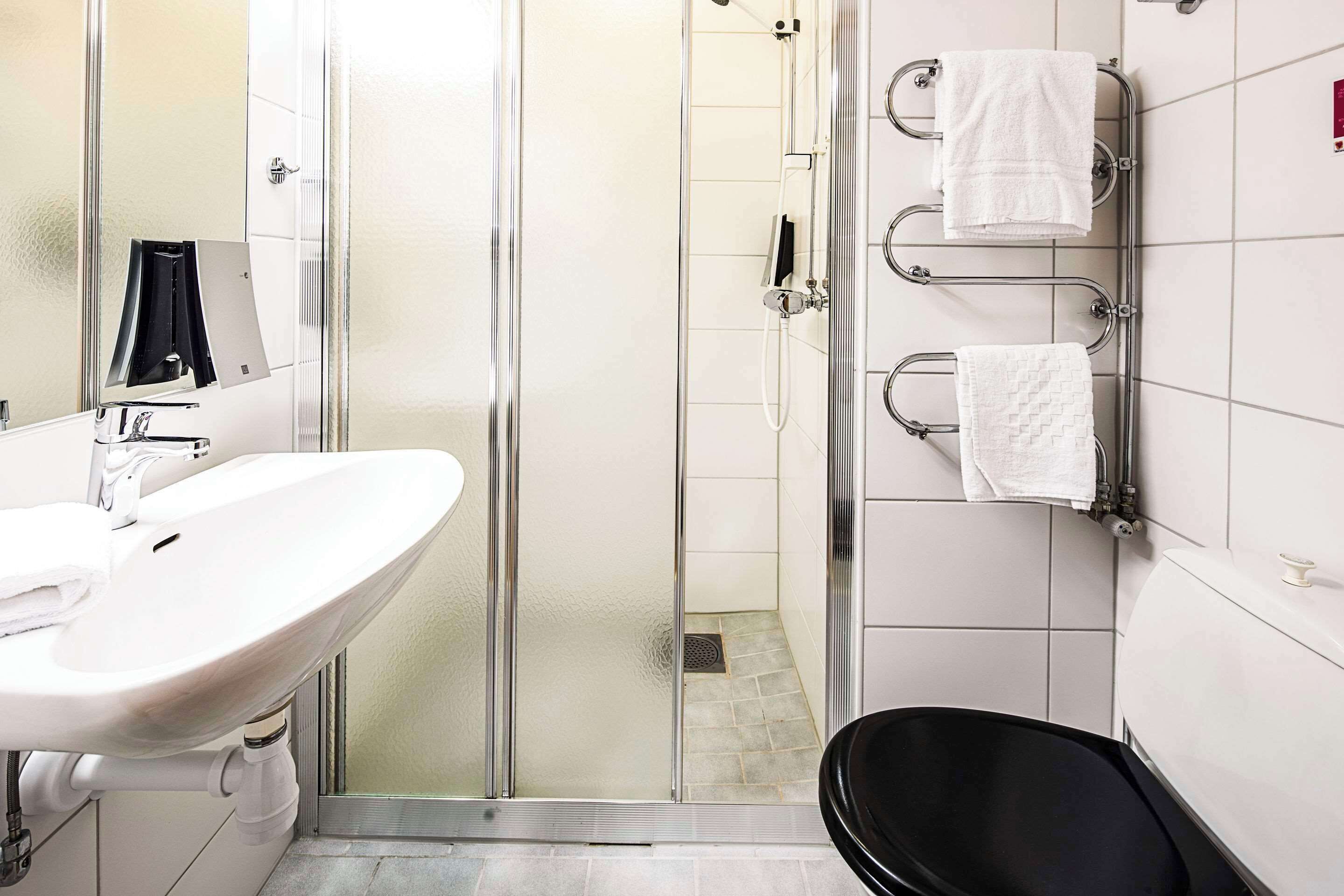 desk, iron/ironing board, cots/infant beds, bed sheets